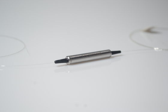 Izolator światłowodowy EDFA / CATV Używany szerokopasmowy wysoki poziom izolacji 3 porty 1x2 40 0,35 Db (maks. 0,5) 1310 lub 1550 Nm 0,10 Db